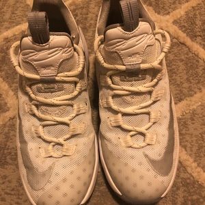 Youth Lebron James XIII low size 5.5. White